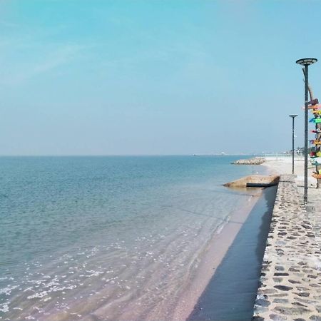 Beach Walk Boutique Resort Bang Saen Exterior photo