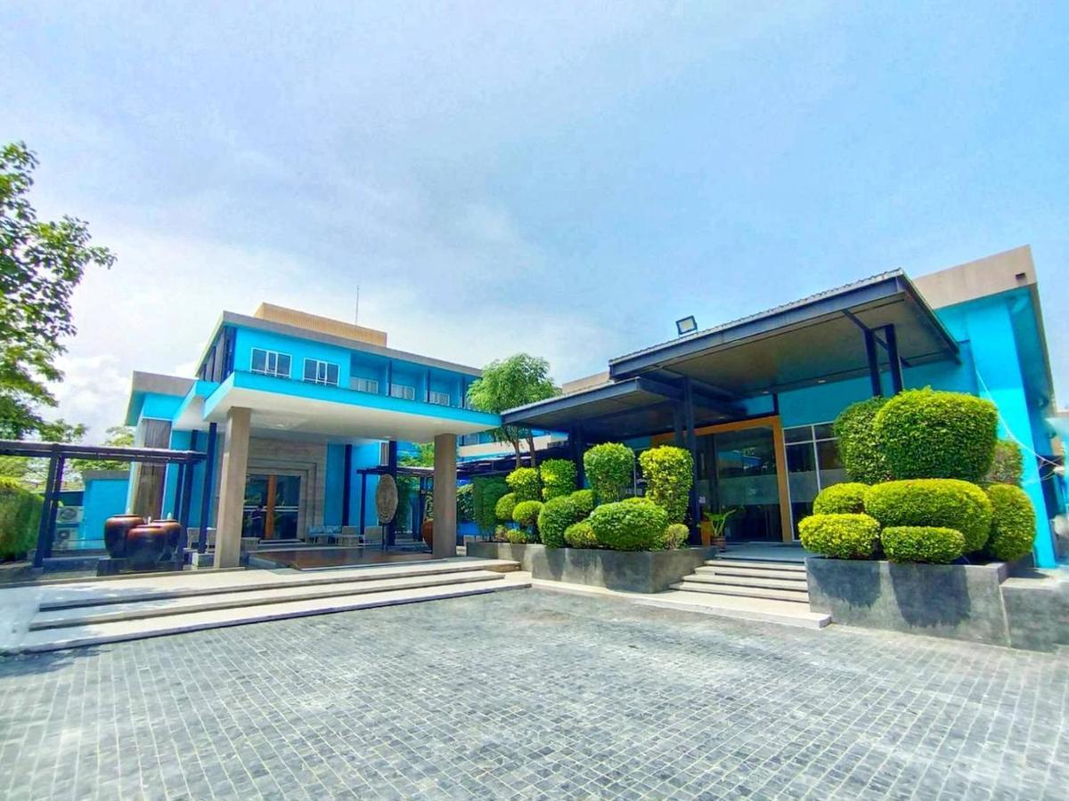 Beach Walk Boutique Resort Bang Saen Exterior photo