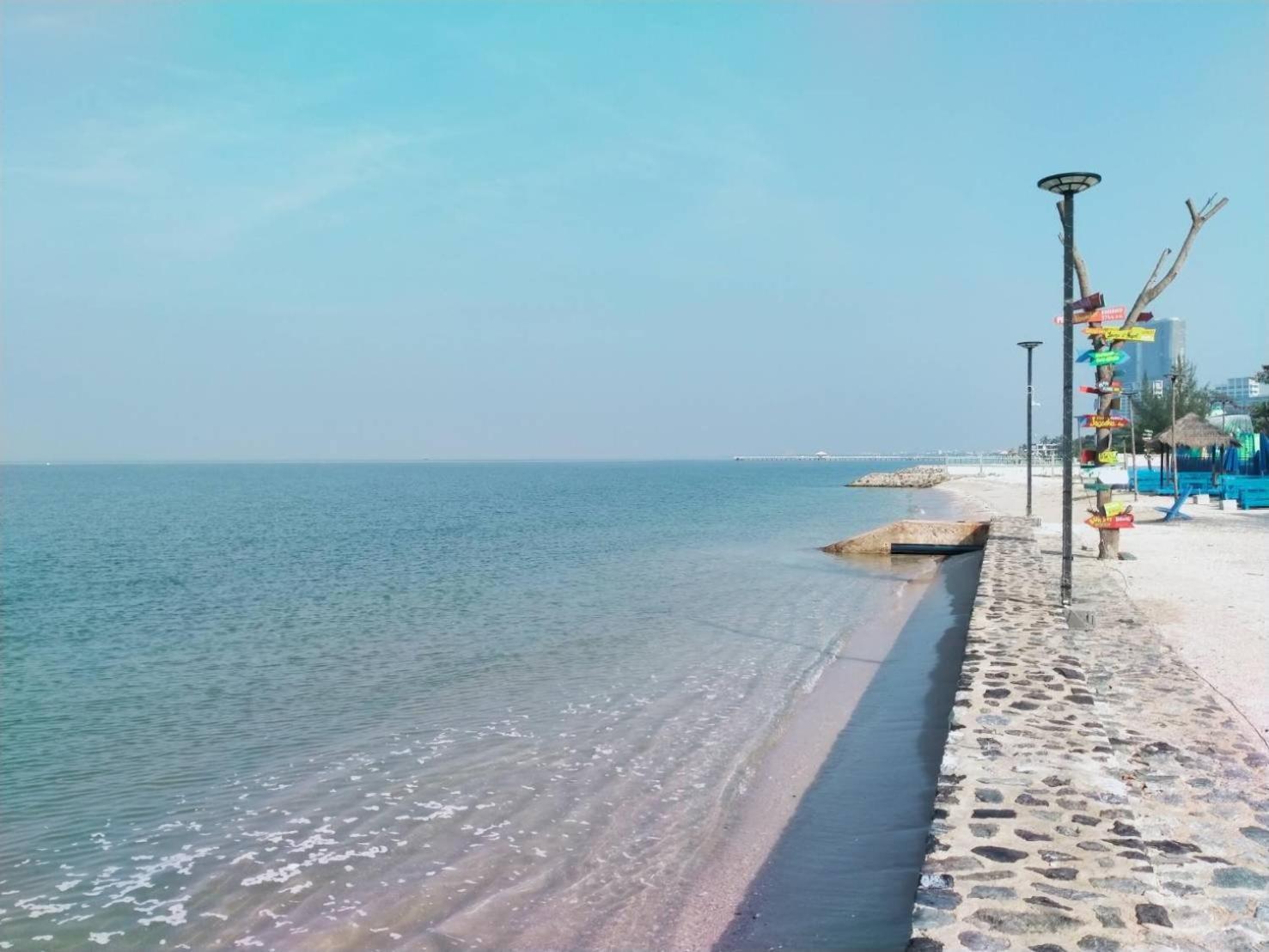 Beach Walk Boutique Resort Bang Saen Exterior photo
